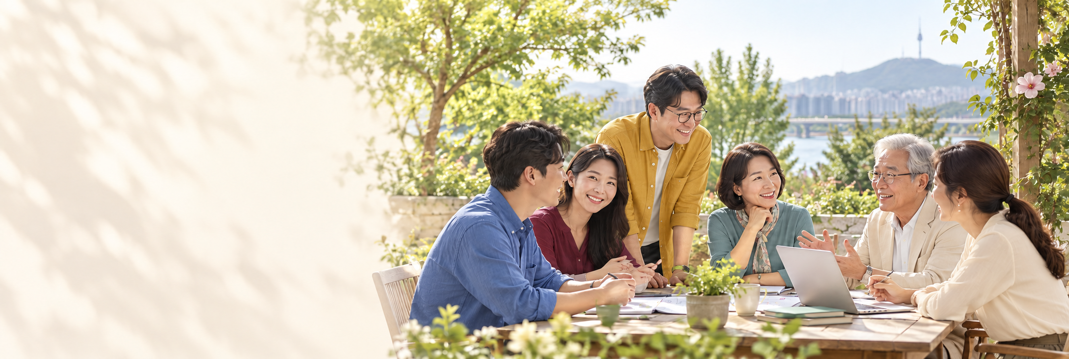 여러 세대의 시민이 야외에서 함께 이야기하는 모습